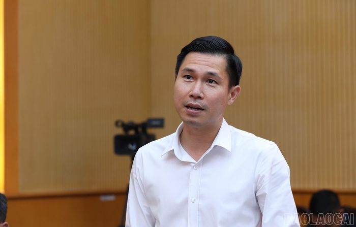  Đồng chí Nguyễn Trọng Huân, Chủ tịch UBND huyện Mường Khương báo cáo tiến độ xóa nhà tạm, nhà dột nát trên địa bàn. 