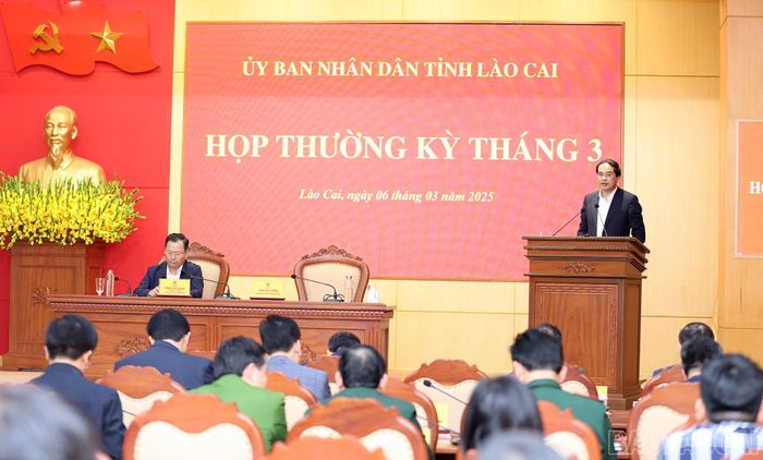  Quang cảnh phiên họp. 