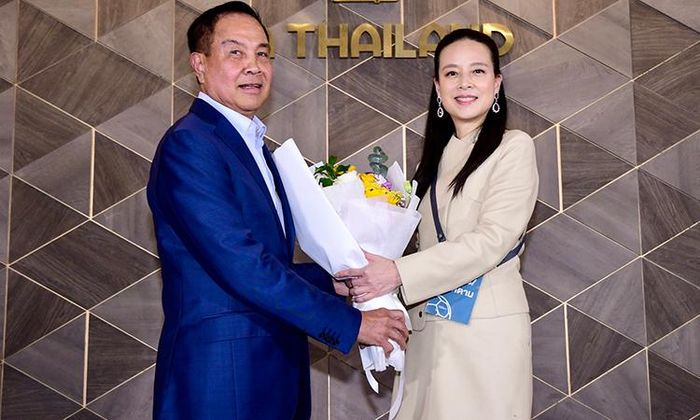 Madam Pang và người tiền nhiệm ở FAT, ông Somyot Poompanmoung