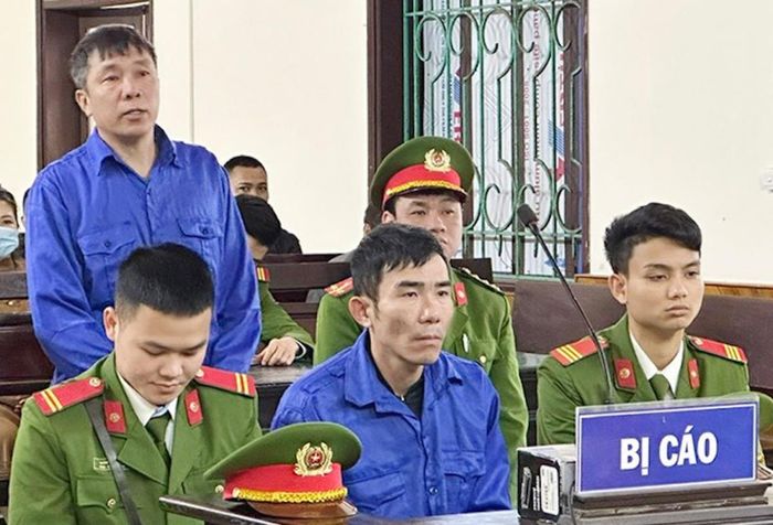 Hai bị cáo tại phiên tòa.