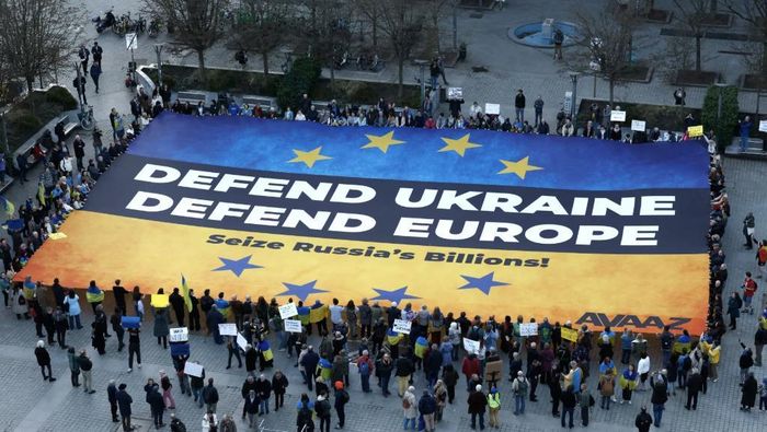 Các nhà hoạt động giương cao biểu ngữ lớn ủng hộ Ukraine bên ngoài tòa nhà Hội đồng Châu Âu trước hội nghị thượng đỉnh EU tại Brussels, Bỉ. Ảnh: kget.com