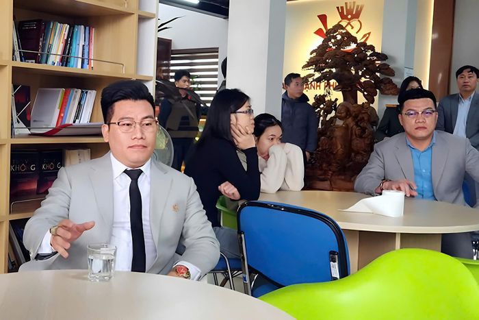 Hồ Quốc Thân đã bổ nhiệm anh trai là Hồ Quốc Đức (áo xanh) làm Phó Tổng Giám đốc công ty. Ảnh: Y.H