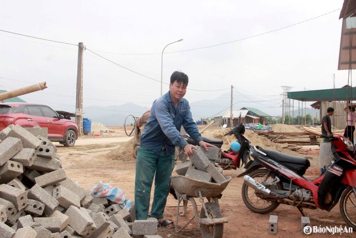 Vật liệu dùng để xây tường nhà, bà con chủ yếu dùng viên táp lô, cát và xi măng, nên tiến độ nhanh hơn. Ảnh: Xuân Hoàng