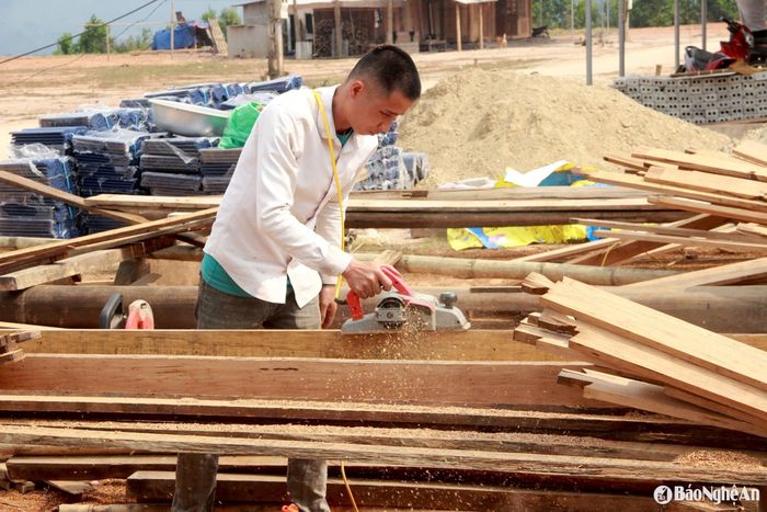 Sau khi vận chuyển gỗ từ chỗ cũ lên chỗ ở mới, bà con thuê thợ mộc bào, đánh lại cho mới. Ảnh: Quang An
