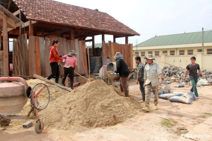 Trong quá trình làm nhà trên khu tái định cư, các hộ dân đều có sự giúp đỡ của người dân và anh em, bạn bè. Ảnh: Quang An