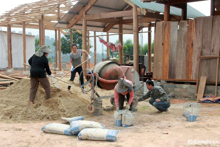 Gia đình chị Lương Thị Hoa những ngày này luôn có nhiều người đến giúp đỡ làm nhà. Ảnh: Quang An