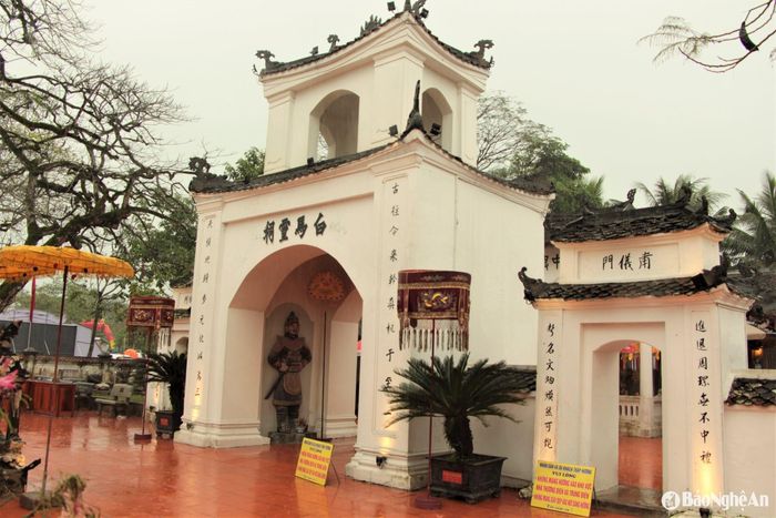Cổng tam quan đền Bạch Mã (Thanh Chương). Ảnh: Hữu Thịnh
