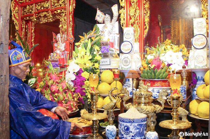 Ban quản lý đền Bạch Mã biện lễ tại cung Thượng điện. Ảnh: Mai Hoa