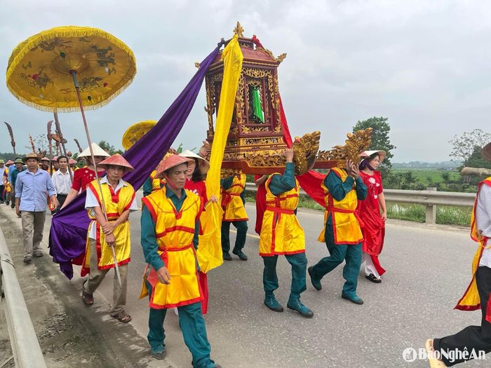 Lễ rước thần tại Lễ hội Đền Bạch Mã. Ảnh: Hữu Thịnh