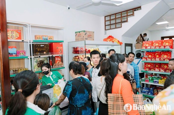 Tại Nghệ An, Thân chỉ đạo mở 2 cửa hàng dân sinh, lôi kéo được nhiều người ở quê tham gia mua thẻ. Ảnh: H.T