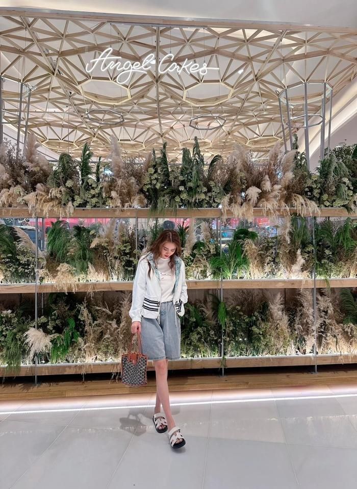Tăng độ thời thượng, Lê Khánh Chi xách tay mẫu túi Goyard Saint Louis Tote phủ họa tiết monogram Chevron đặc trưng. Phần viền túi và quai xách được hãng làm từ da thật, tạo điểm nhấn sang trọng. Được biết, chiếc túi có giá dao động từ 50 - 80 triệu đồng.