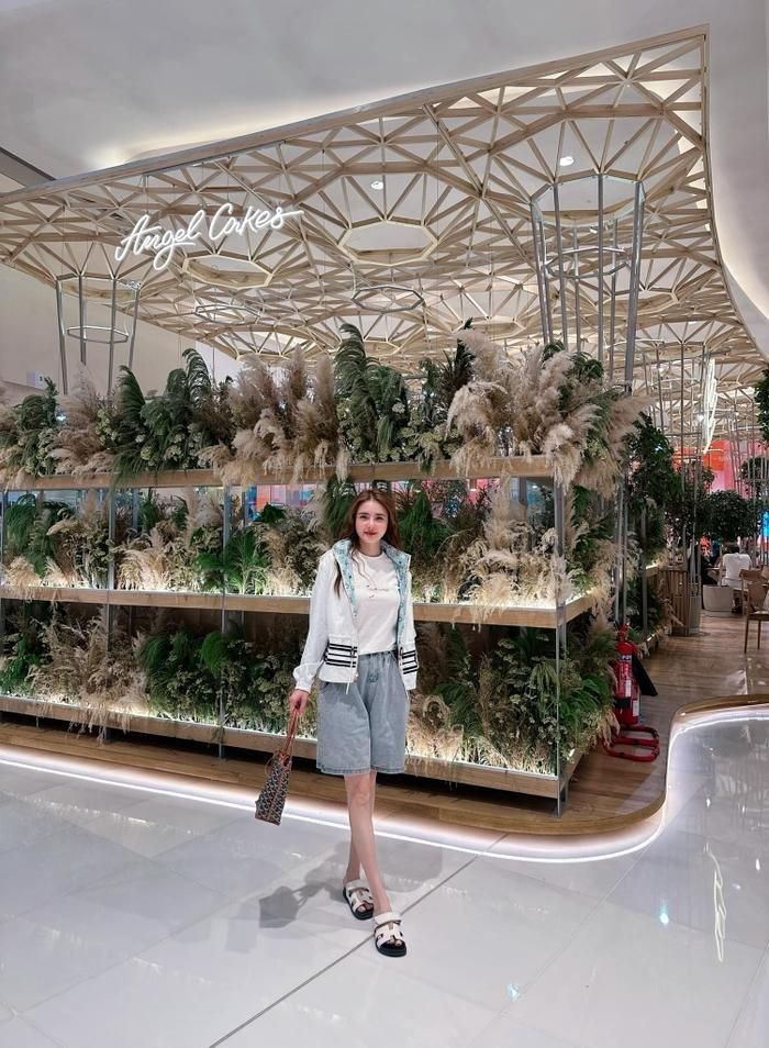 Em gái Công Vinh thu hút ánh nhìn với phong cách thời trang casual chic, trẻ trung nhưng vẫn toát lên vẻ sang trọng và tinh tế. Người đẹp phối áo khoác bomber màu trắng sọc đen mang phong cách thể thao cùng áo thun trắng in chữ tạo độ thoải mái. Mẫu quần short dáng lửng mang hơi hướm retro streetwear với chất liệu denim giúp bộ trang phục trông khỏe khoắn nhưng vẫn giữ được nét thời trang hiện đại. 