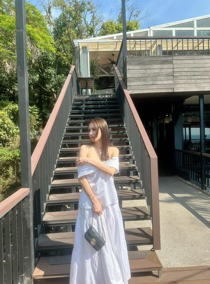 Một trong những trợ thủ đồng hành không thể thiếu ở mỗi khung hình của em gái Công Vinh phải nhắc đến dòng túi da với nhiều phiên bản đính kết mãn nhãn.