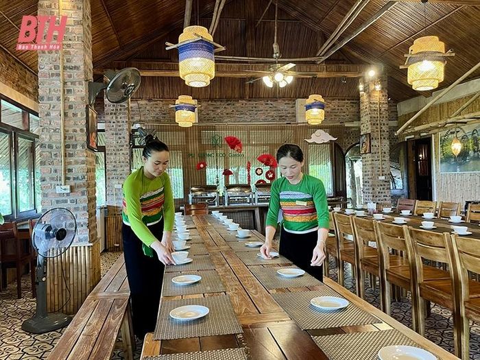 Chị Lục Thị Giang (bên trái) và nhân viên khu nghỉ dưỡng Pù Luông Eco Garden trong trang phục truyền thống góp phần quảng bá giá trị văn hóa điểm đến.