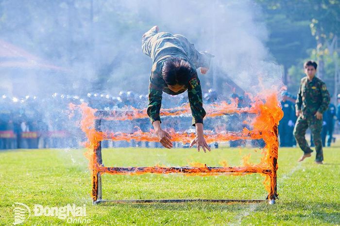 Các chiến sĩ biểu diễn màn vượt tường lửa đầy uy lực và dũng cảm.