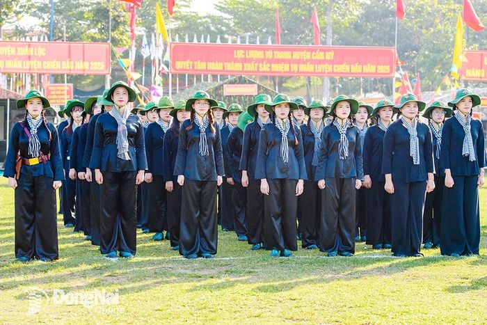 Đội hình nữ du kích Nam Bộ của Ban Chỉ huy quân sự thành phố Biên Hòa tham gia diễn tập.