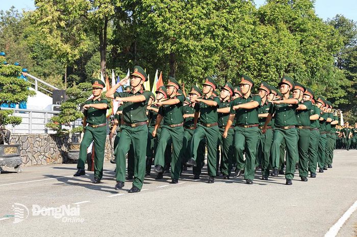 Đội hình khối sĩ quan sẵn sàng tham gia huấn luyện.