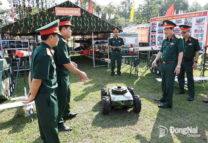 Một mô hình xe tự hành mang bọc phá điều khiển từ xa của Ban Chỉ huy quân sự huyện Cẩm Mỹ.