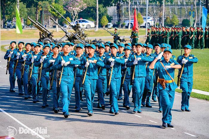 Lực lượng dân quân tự vệ được trang bị súng hiện đại, góp phần xây dựng lực lượng vũ trang vững mạnh.