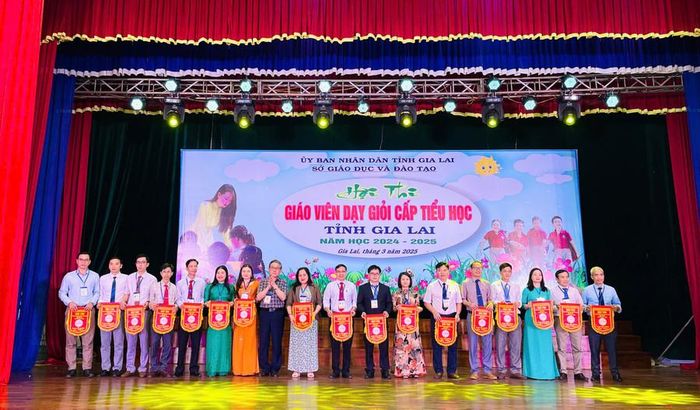  Ban Tổ chức tặng cờ lưu niệm cho các đơn vị tham gia hội thi. Ảnh: T.D 