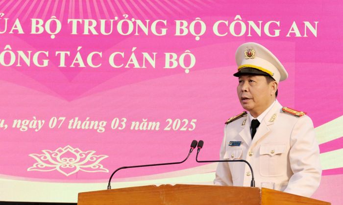 Đồng chí Thượng tá Khoàng Văn Thương – tân Phó Giám đốc Công an tỉnh phát biểu nhận nhiệm vụ.