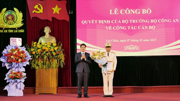 Đồng chí Vũ Mạnh Hà - Ủy viên Dự khuyết Ban Chấp hành Trung ương Đảng, Phó Bí thư Thường trực Tỉnh ủy tặng hoa chúc mừng tân Phó Giám đốc Công an tỉnh.