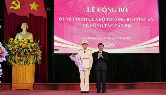 Đồng chí Chu Lê Chinh - Ủy viên Ban Thường vụ Tỉnh ủy, Phó Chủ tịch HĐND tỉnh tặng hoa chúc mừng tân Phó Giám đốc Công an tỉnh.