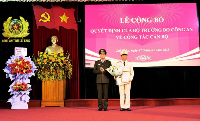 Đại tá Nguyễn Viết Giang - Giám đốc Công an tỉnh trao quyết định và tặng hoa chúc mừng đồng chí Thượng tá Khoàng Văn Thương - tân Phó Giám đốc Công an tỉnh.