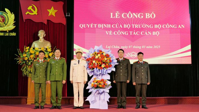 Các đồng chí trong Ban Giám đốc Công an tỉnh tặng hoa chúc mừng đồng chí tân Phó Giám đốc Công an tỉnh.