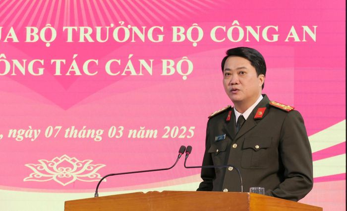 ...phát biểu giao nhiệm vụ cho đồng chí tân phó Giám đốc Công an tỉnh.