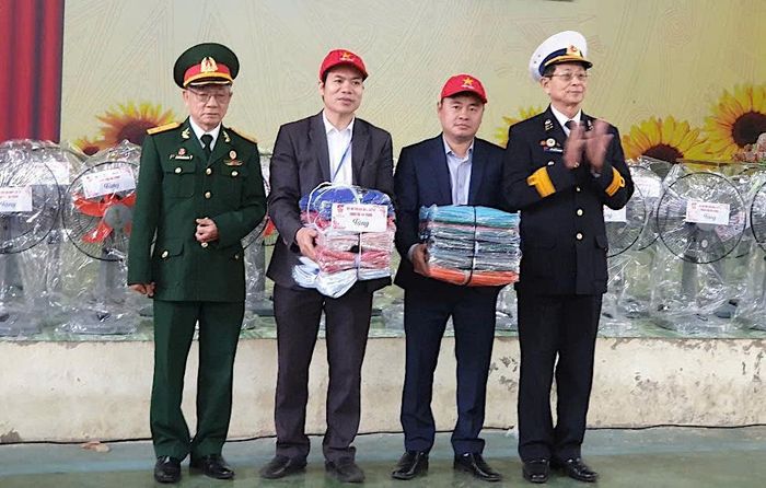 Lãnh đạo Hội HTGĐLS thành phố Hải Phòng tặng quà cho nhà trường.
