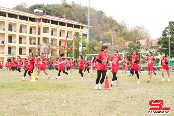 Các vận động viên nữ tham gia Ngày hội bóng đá nữ AFC 2025 tại Sơn La.