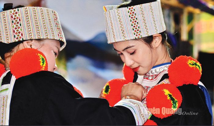 Nét duyên thiếu nữ dân tộc Dao Đỏ.