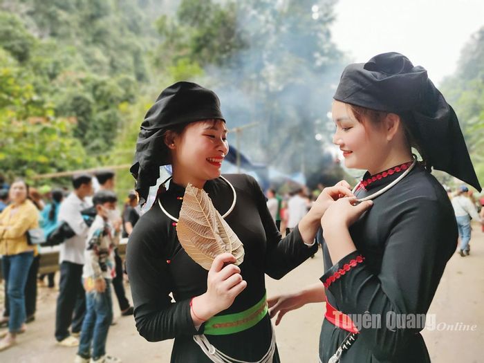 Nét duyên thiếu nữ dân tộc Tày.