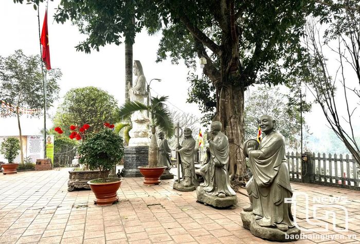 Tượng Phật và các vị La hán ở chùa Y Na.