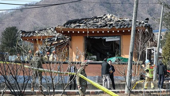 Các sĩ quan Cảnh sát quân sự chặn đường vào làng ở Pocheon, cách Seoul khoảng 40 km về phía Bắc, vào ngày 6/3/2025. Ảnh: Google.