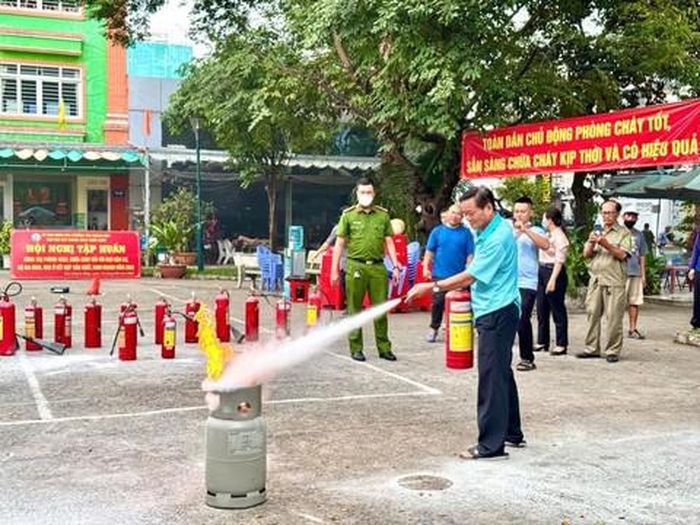 Lực lượng bảo vệ an ninh, trật tự ở cơ sở phường Tân Chánh Hiệp, Quận 12 cùng tham gia phần thực hành nhằm trau dồi thêm kỹ năng chữa cháy