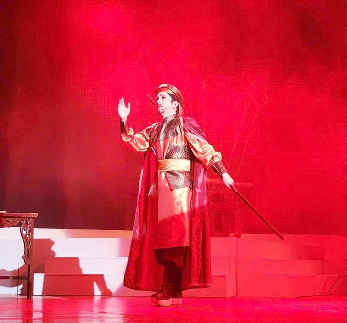 Nguyễn Minh Trường trong vở “Chân dung người mở cõi” do chính anh đạo diễn