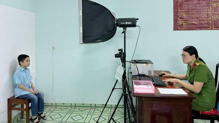 Phòng Cảnh sát Quản lý hành chính về trật tự xã hội (Công an TPHCM) cấp thẻ căn cước cho công dân dưới 14 tuổi. Ảnh: CHÍ THẠCH