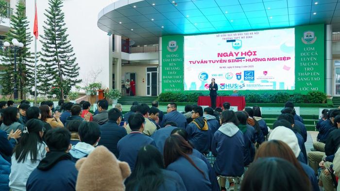  Một hoạt động tư vấn tuyển sinh, hướng nghiệp của Trường ĐH Kinh tế (ĐH Quốc gia Hà Nội) tại Trường THPT Mỹ Đình (Nam Từ Liêm). 