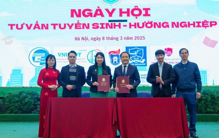  Trường ĐH Kinh tế (ĐH Quốc gia Hà Nội) ký kết hợp tác với Trường THPT Mỹ Đình (Nam Từ Liêm, Hà Nội). 