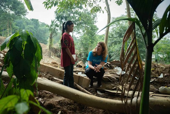 Bà Silvia Danailov trong một chuyến đi thực tế sau cơn bão Yagi. (Nguồn: UNICEF Việt Nam)