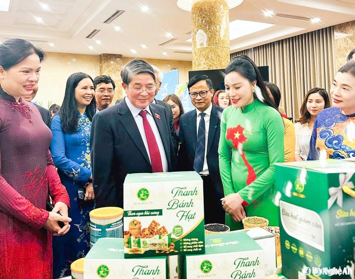 Các đồng chí lãnh đạo Quốc hội và Hội Liên hiệp Phụ nữ Việt Nam cùng tỉnh Nghệ An tham quan gian hàng thuộc Dự án “Hệ sinh thái dinh dưỡng từ nông sản xanh” của chị Nguyễn Thị Mến - Giám đốc Công ty TNHH Sản xuất và Thương mại Mom Beauty (thành phố Vinh) đoạt giải Đặc biệt tại Cuộc thi “Phụ nữ khởi nghiệp sáng tạo và chuyển đổi xanh” toàn quốc năm 2024. Ảnh: CSCC