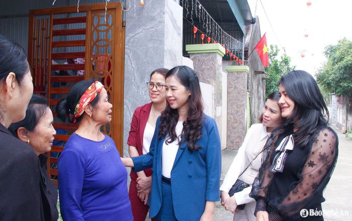 Cán bộ Hội LHPN tỉnh động viên hội viên phụ nữ xã Đông Thành, huyện Yên Thành tích cực tham gia xây dựng NTM nâng cao. Ảnh: Mai Hoa
