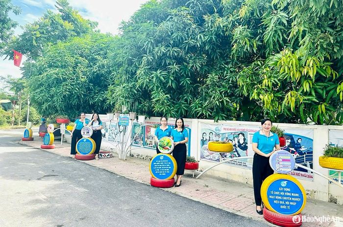 Mô hình "Hành trình thứ 2 của lốp xe" của Hội Phụ nữ huyện Nam Đàn. Ảnh: Mai Hoa
