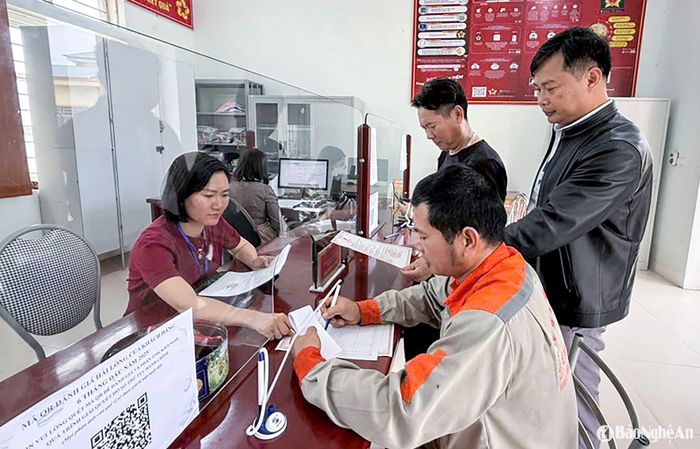 Cán bộ, công chức xã Phú Thành, huyện Yên Thành giải quyết công việc cho người dân. Ảnh: Mai Hoa