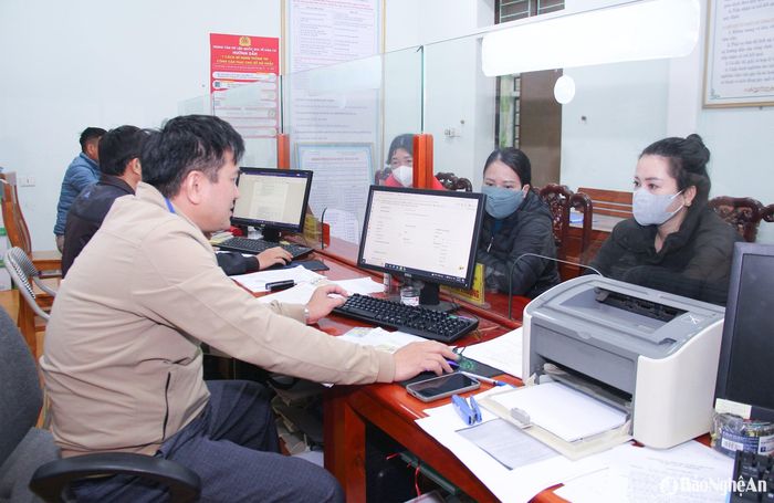 Công chức xã Thuận Long, huyện Quỳnh Lưu giải quyết thủ tục hành chính cho người dân. Ảnh: Mai Hoa