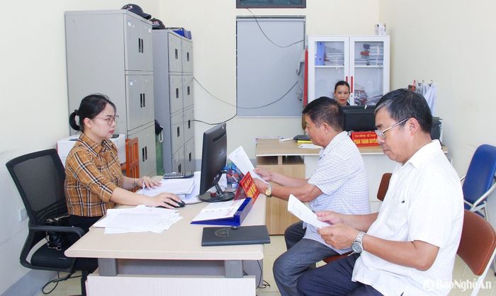 Công chức xã Thịnh Mỹ (Hưng Nguyên) giải quyết công việc cho người dân. Ảnh: Mai Hoa