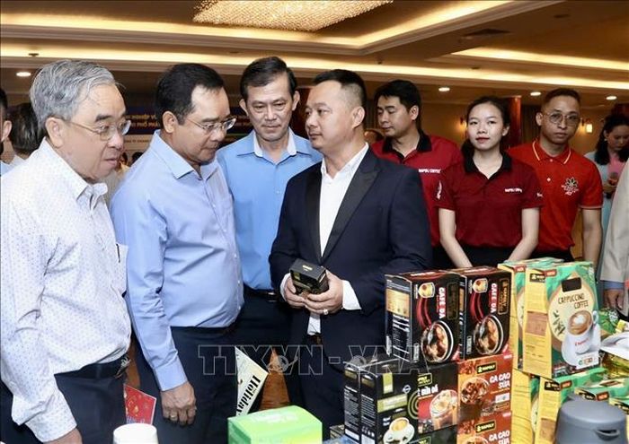 Ông Nguyễn Văn Được, Chủ tịch UBND Tp. Hồ Chí Minh cùng các địa biểu tham quan gian hàng của doanh nghiệp TP Hồ chí Minh bên lề chương trình.