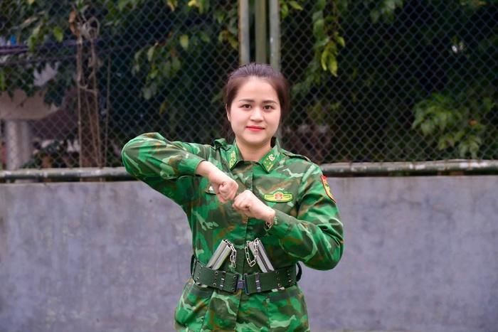 Thượng úy Hoàng Hoa Mai luôn tự tin mỗi lần biểu diễn võ thuật cùng đồng đội